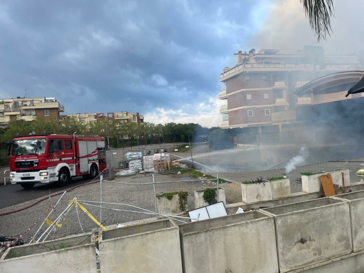 Roma, incendio a Mezzocammino in largo Jacovitti: in fiamme un garage, non ci sono feriti | VIDEO