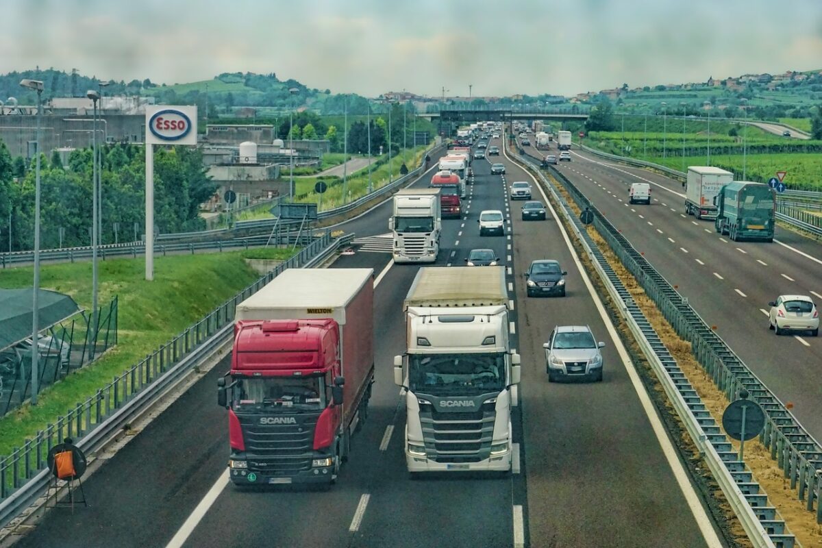 Scene da film sull'A4, mettono un tir di traverso per rapinare un p...