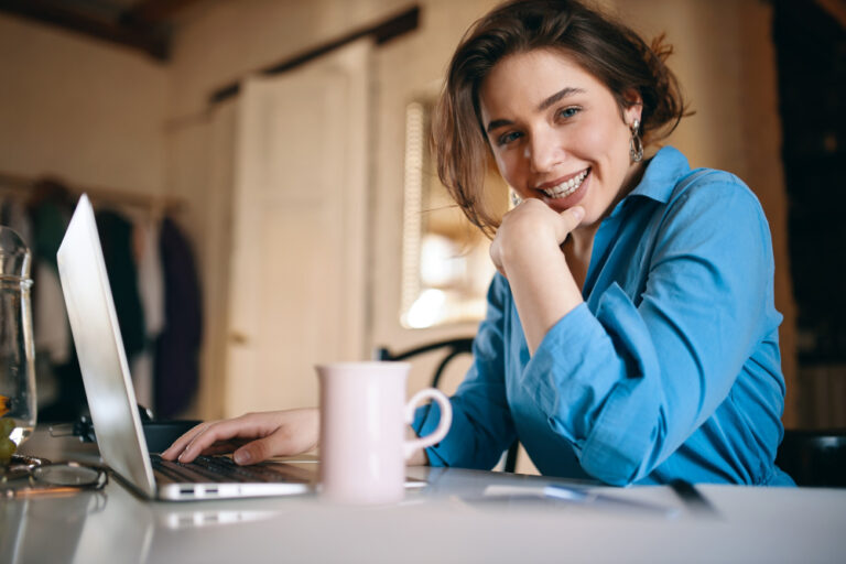 Come combattere le rughe da PC? Rimedi naturali e prevenzione