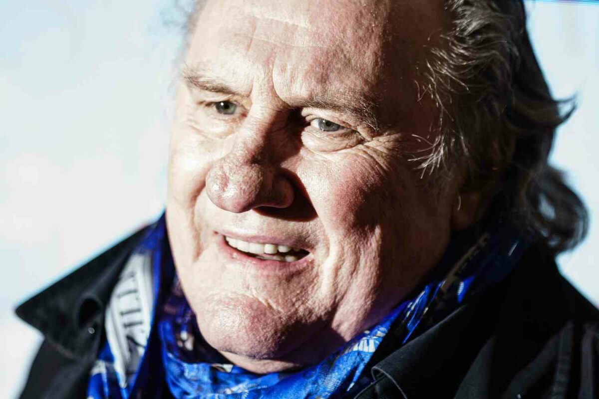 Gerard Depardieu difeso da Macron che parla di "caccia all'uomo": sembra una fake new e invece è tutto vero