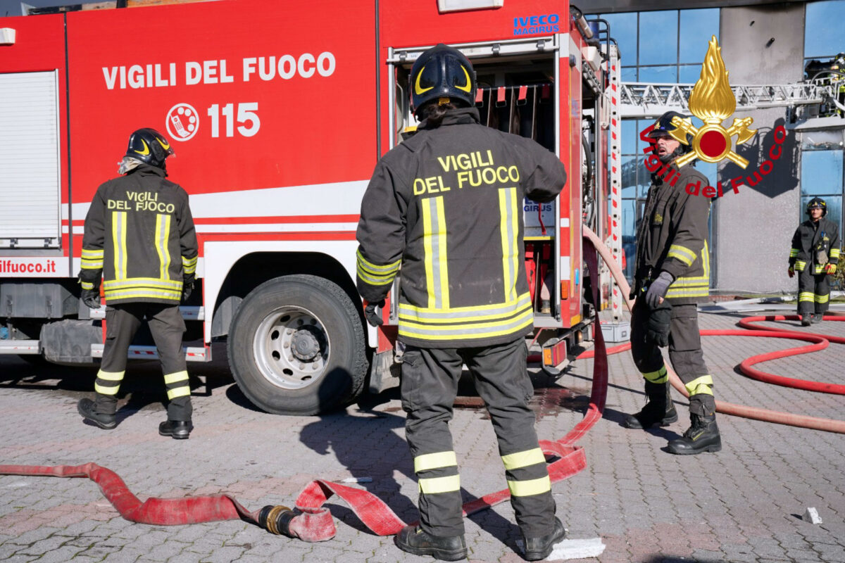 Roma, incendio all'università Tor Vergata: studenti e docenti evacu...