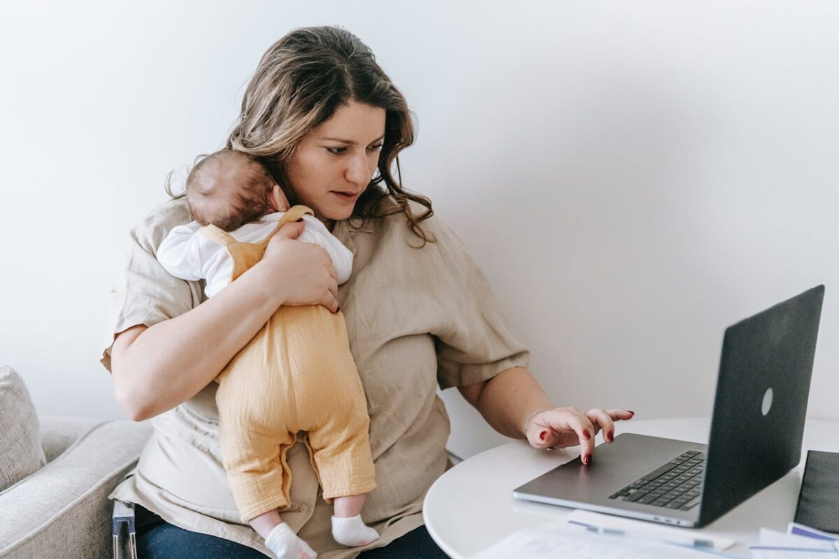 Lavoro e maternità non vanno d’accordo in Italia: boom dimissioni dopo la gravidanza