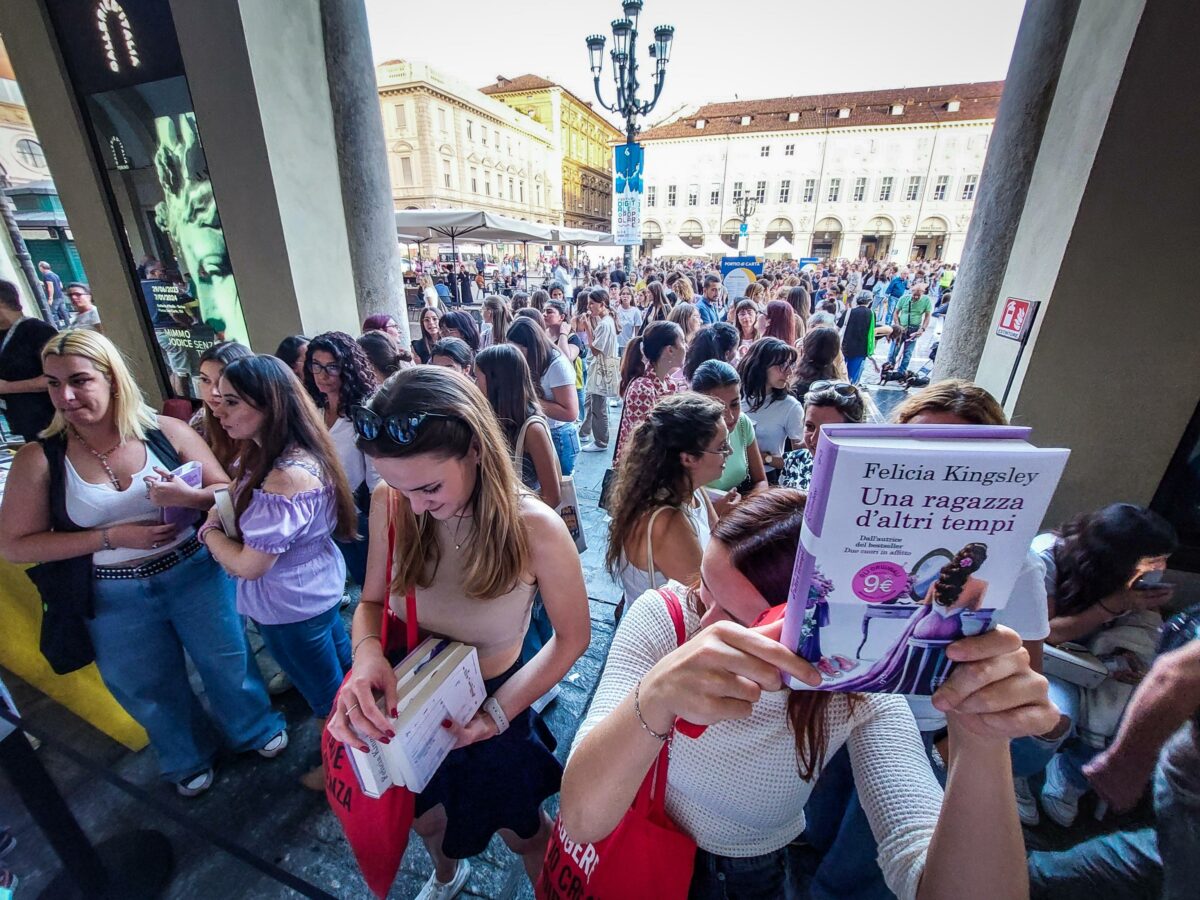 Libri: chi è Felicia Kingsley, la scrittrice italiana che ha venduto di più nel 2023, e perché sono inquietanti certe classifiche