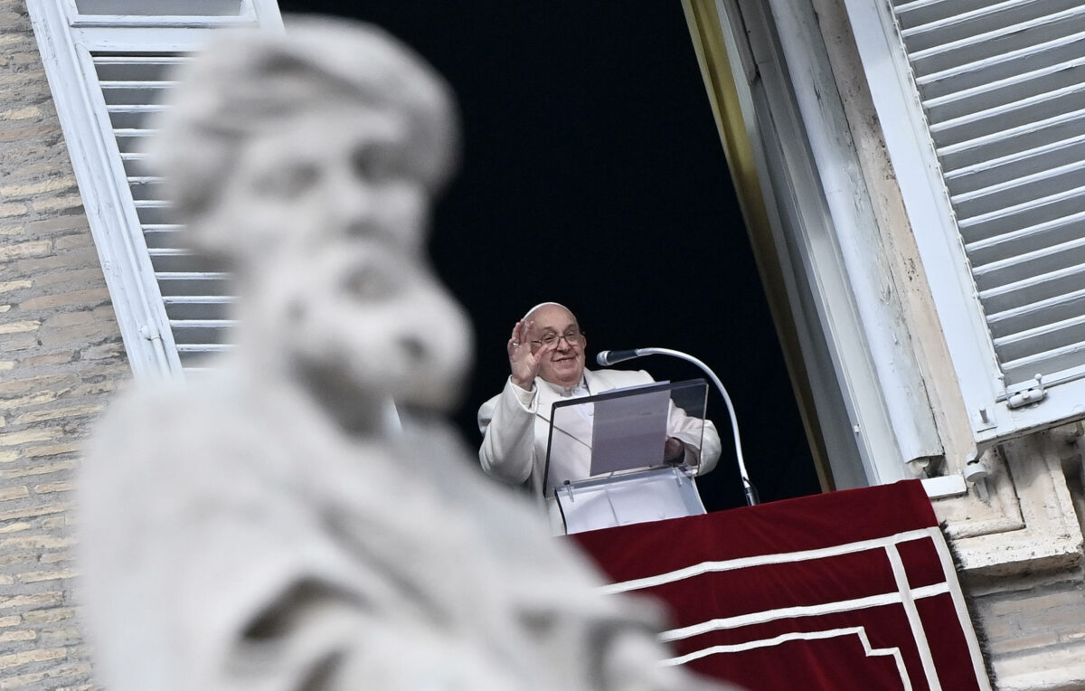 Angelus, papa Francesco invita alla sobrietà nell'uso dei social e invoca la pace nel Caucaso meridionale