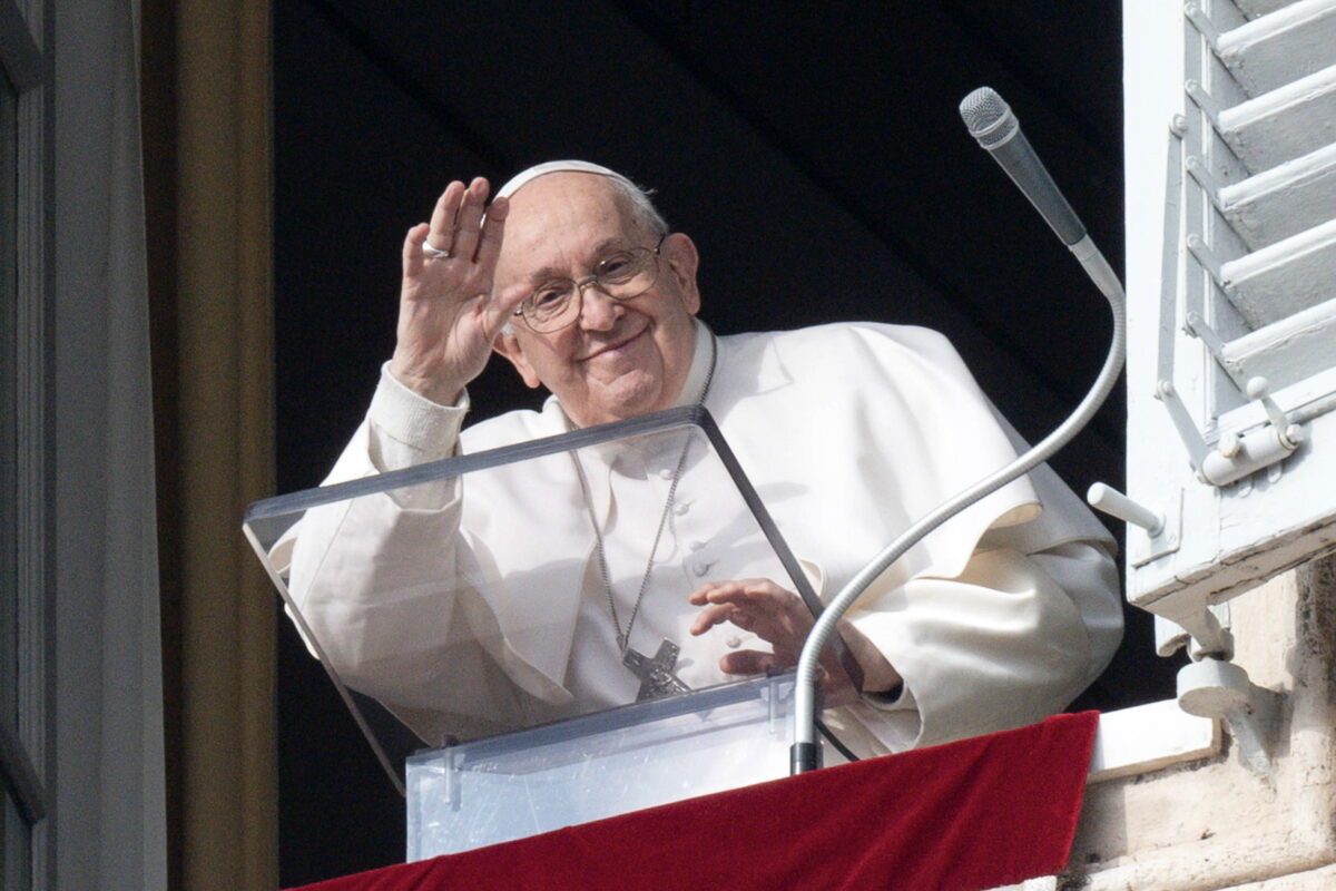 Papa Francesco all'Angelus: "Chi ha interesse nelle guerre, ascolti la propria coscienza"