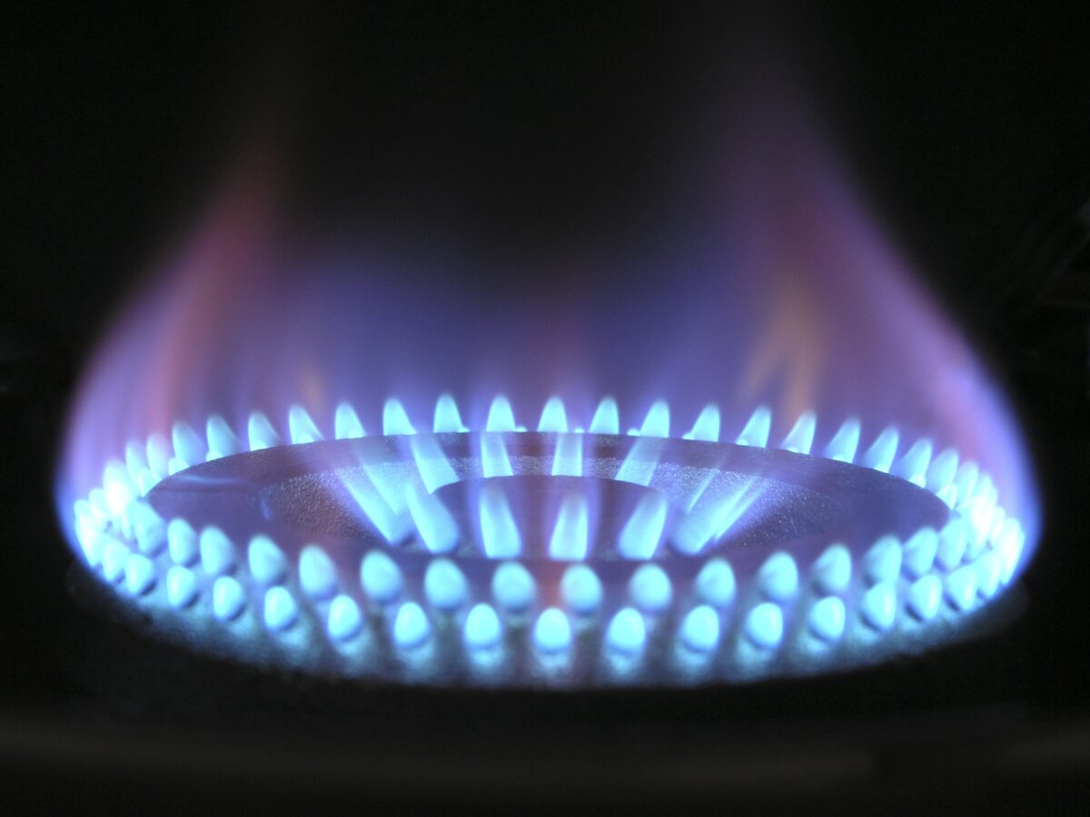 Gas, bolletta in calo a novembre ma rispetto al 2020 è +56,2%