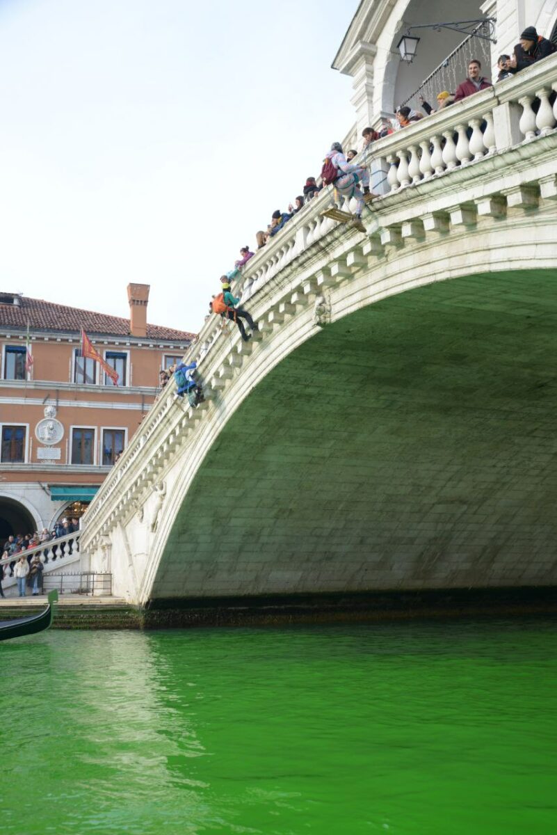 Cop28, gli attivisti di Extinction Rebellion colorano di verde i fiumi delle principali città italiane | FOTO