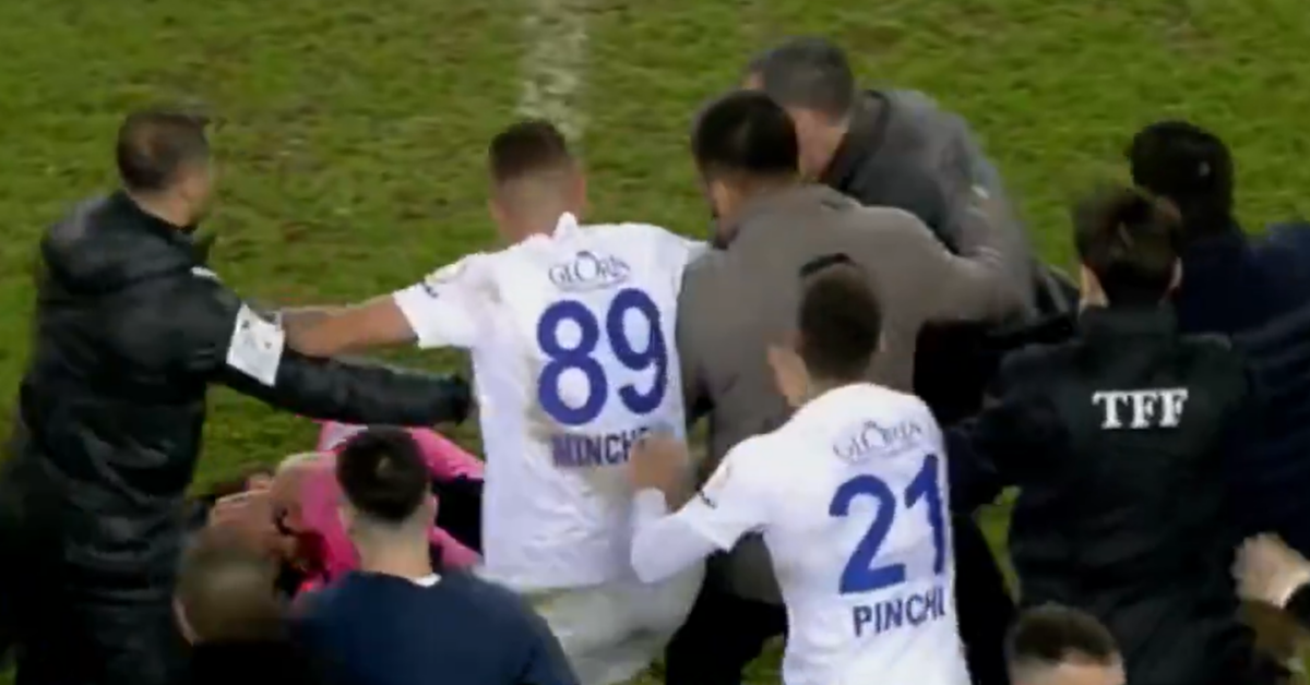 Finale shock in Super Lig: il presidente dell'Ankaragucu prende a pugni l'arbitro | Video