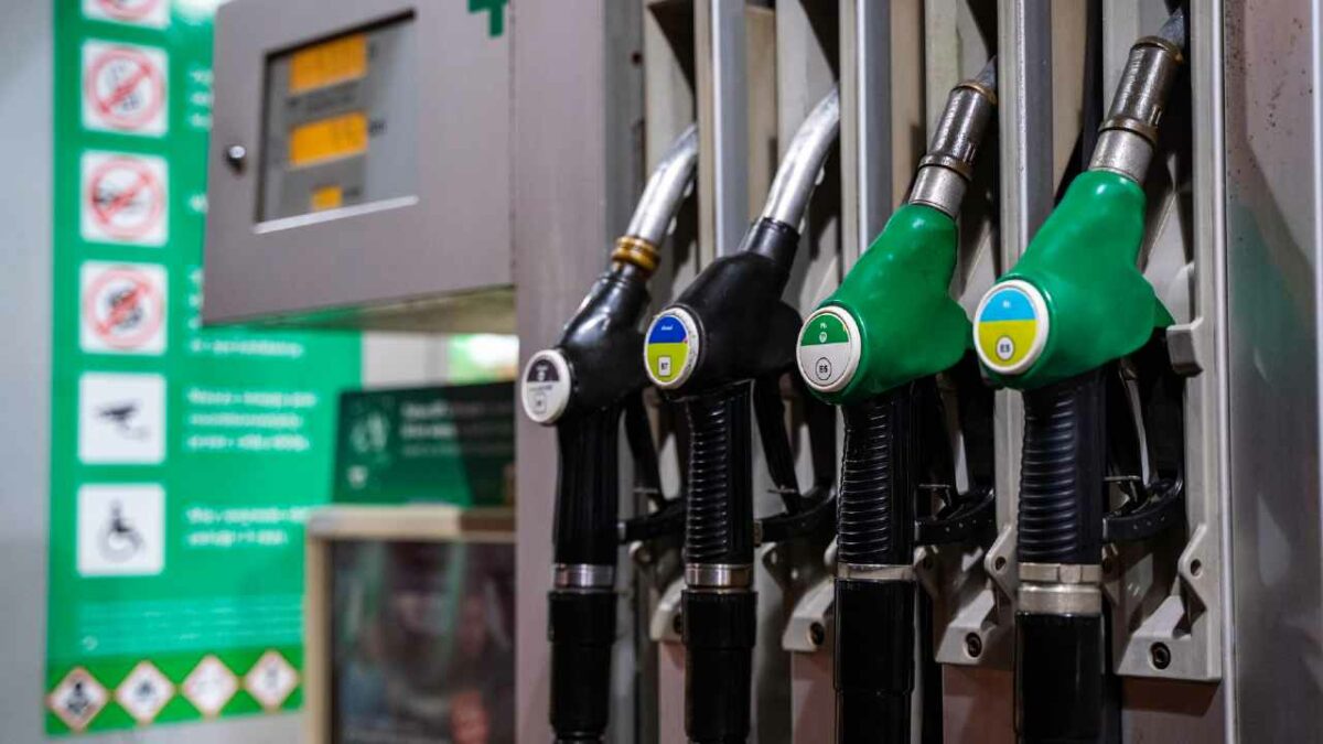 Benzina ai minimi dopo un anno di continui rincari: le previsioni p...