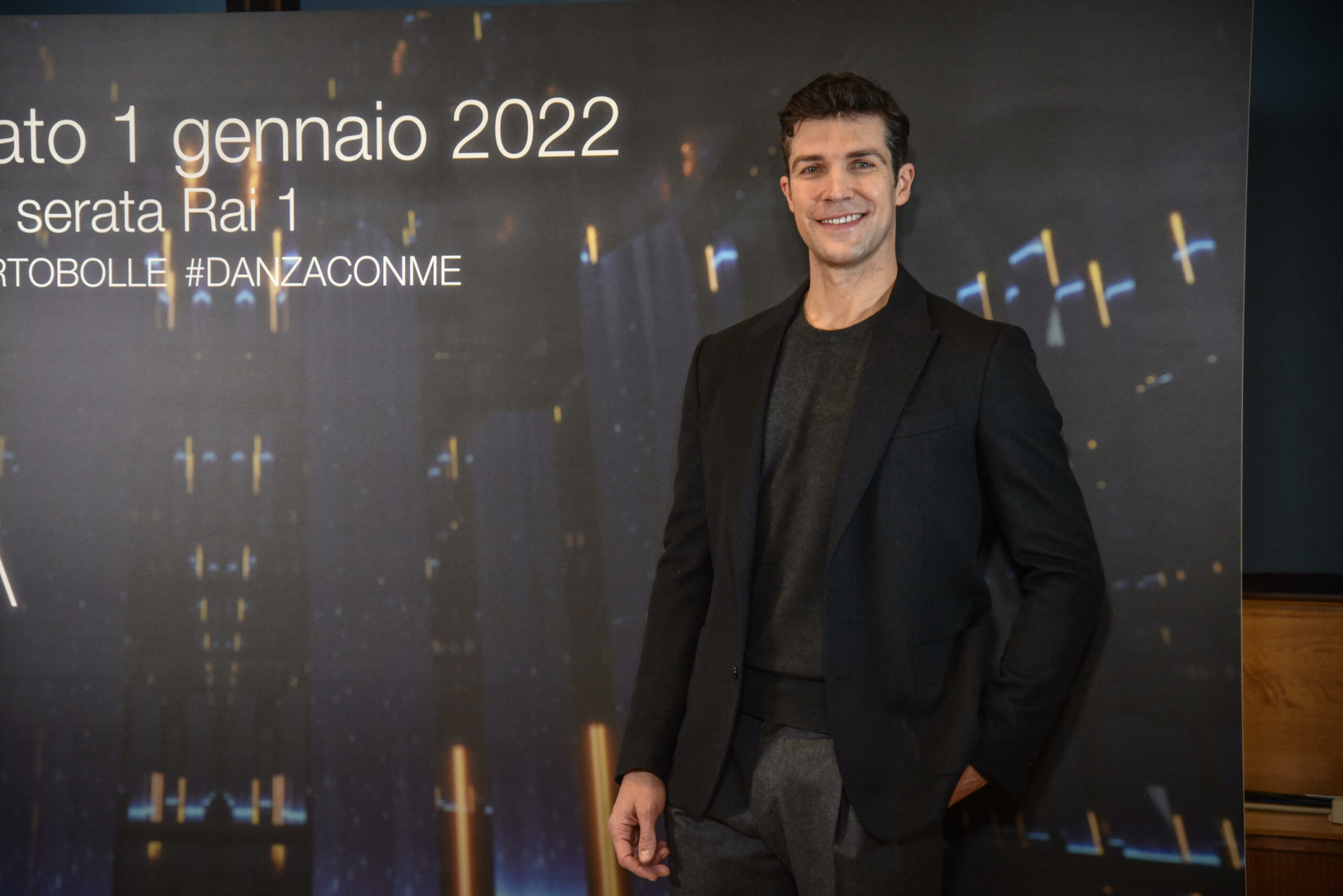 Sanremo 2024: Roberto Bolle ospite in finale • TAG24