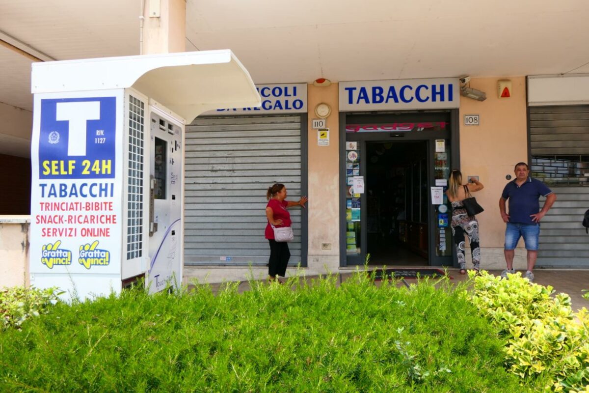 Roma, derubò e ferì un tabaccaio fingendosi carabiniere: arrestato ...