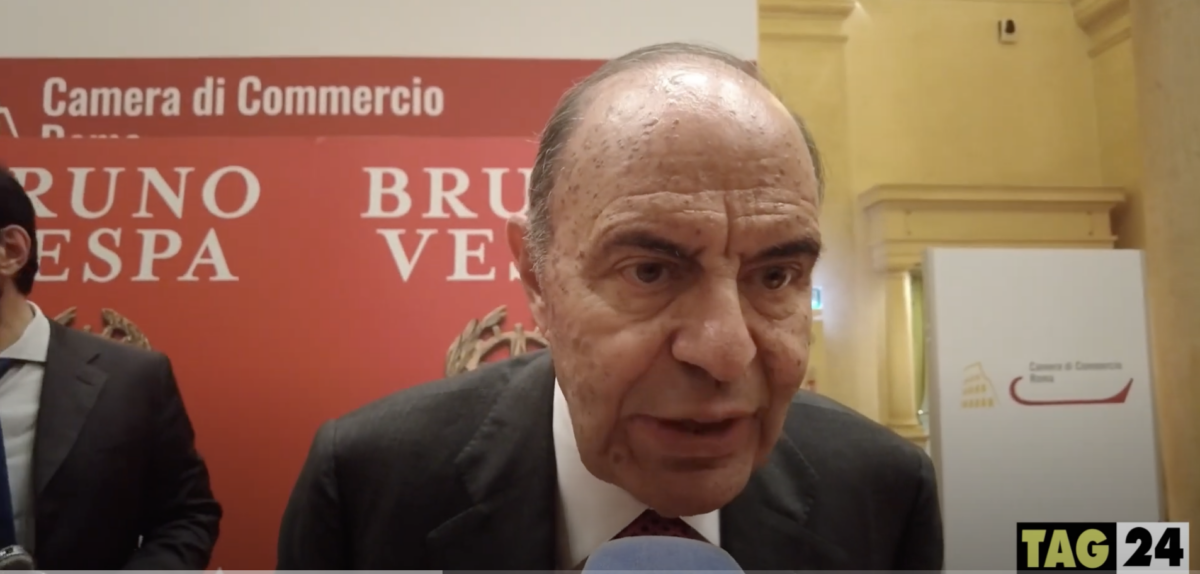 Bruno Vespa presenta il nuovo libro e ricorda Berlusconi : "L'Italia è sempre stata al centro della politica europea" | VIDEO