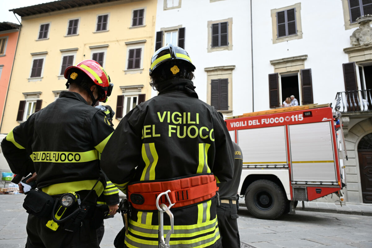 Monza, vigile del fuoco arrestato per corruzione: ai domiciliari la...