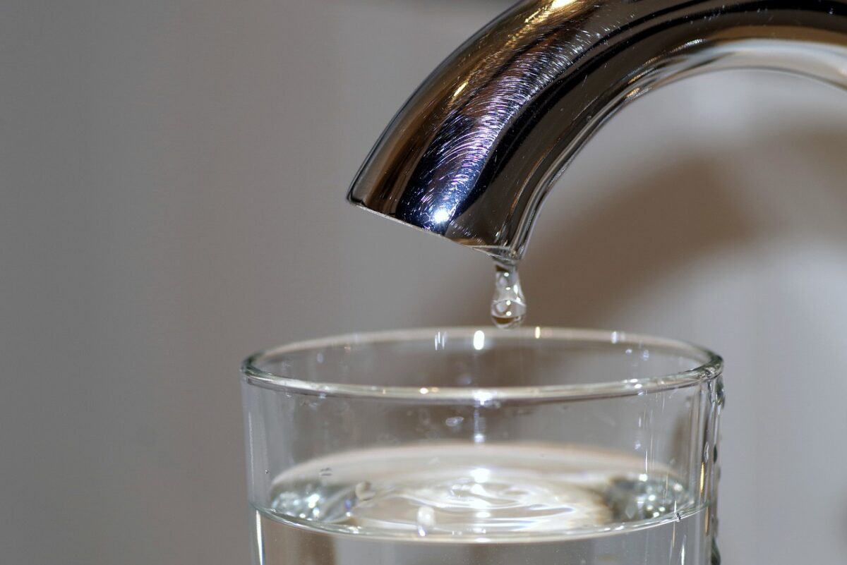 Bere acqua del rubinetto fa male? Pro e contro rispetto a quella in bottiglia