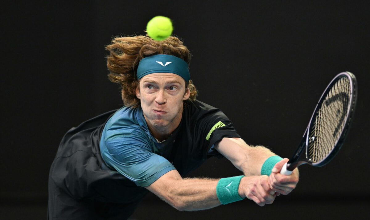 Australian Open, Rublev soffre e poi scherza: "Il vostro tifo mi stava costando..."