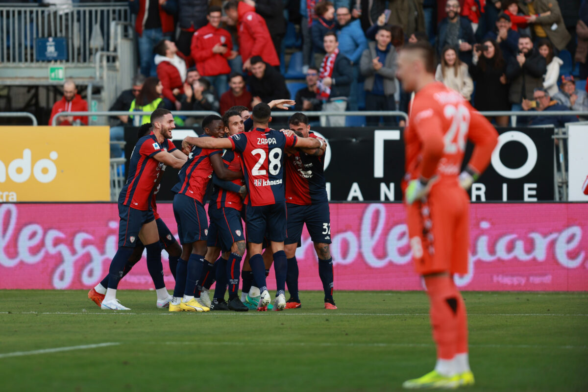 Cagliari-Bologna 2-1, tre punti vitali per Ranieri. Nuovo ko per Motta