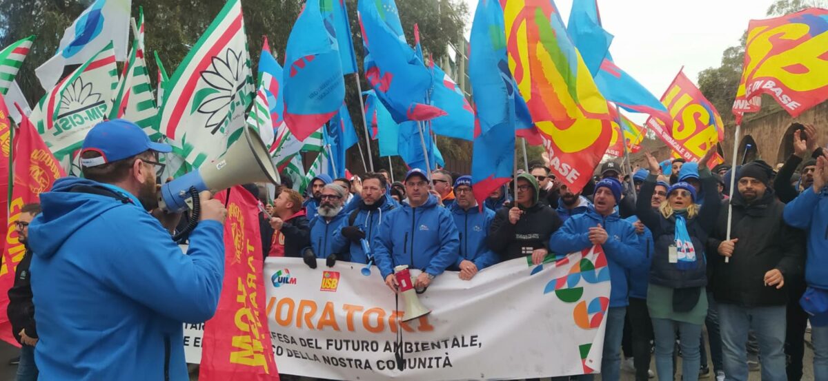 Ex Ilva di Taranto, alla manifestazione operai e imprese in coro: "Via Arcelor Mittal"