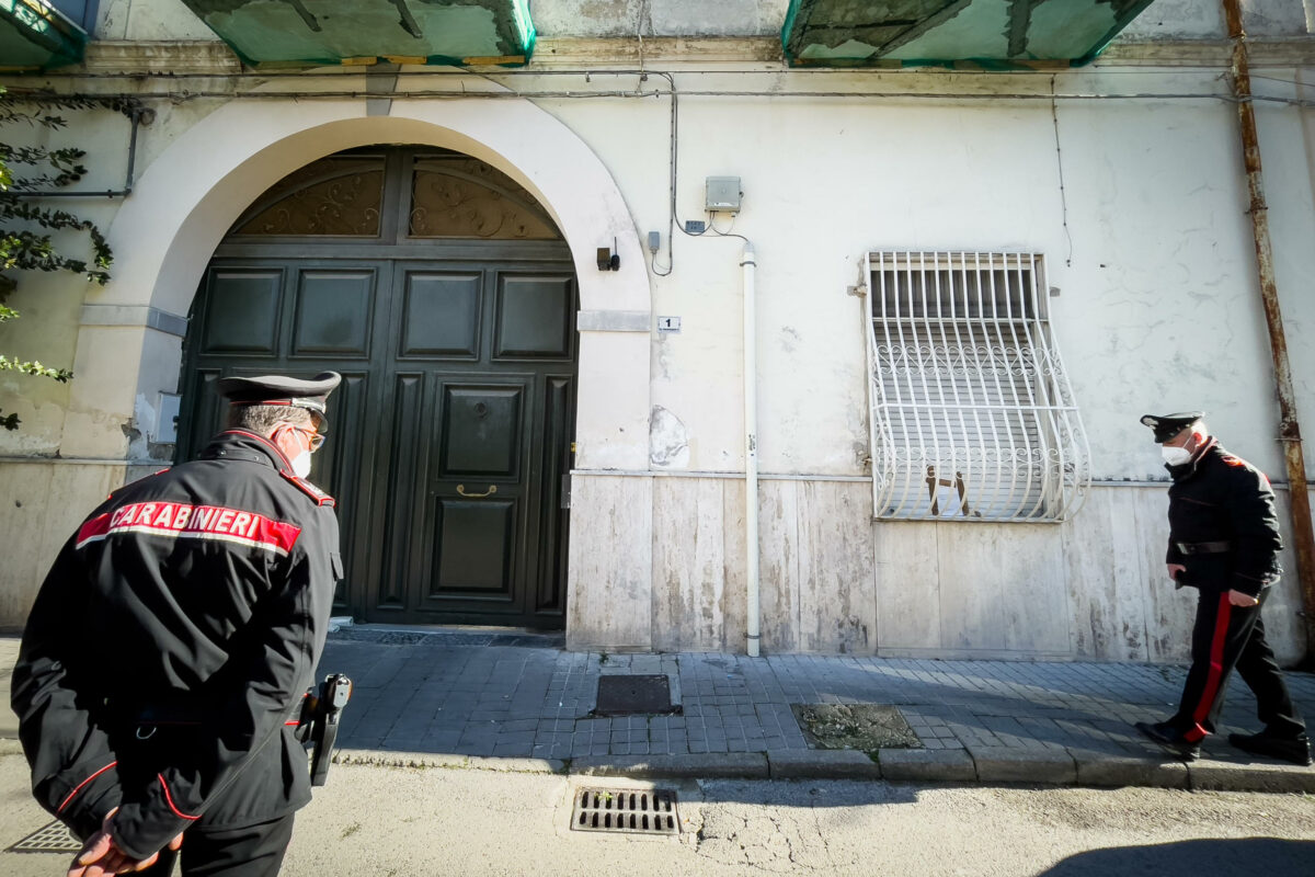 Frosinone, disoccupato di 46 anni chiama i carabinieri per un pasto: non mangiava da giorni