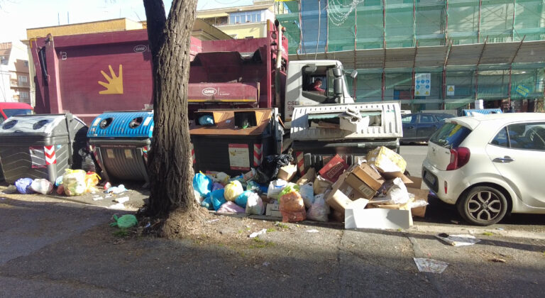 Emergenza rifiuti a Roma, sacchi accanto ai secchioni pieni: “Mondezza ovunque nelle strade” | VIDEO