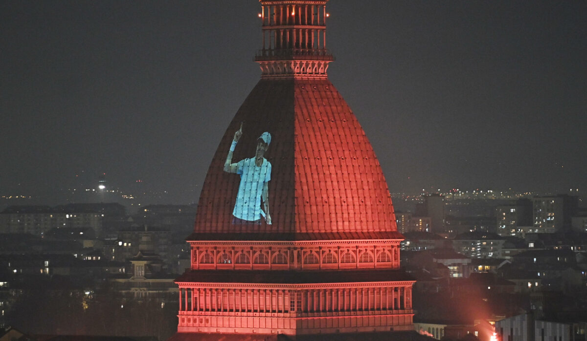 Sinner, la Mole Antonelliana si “dipinge” di arancione con la sua immagine | FOTO