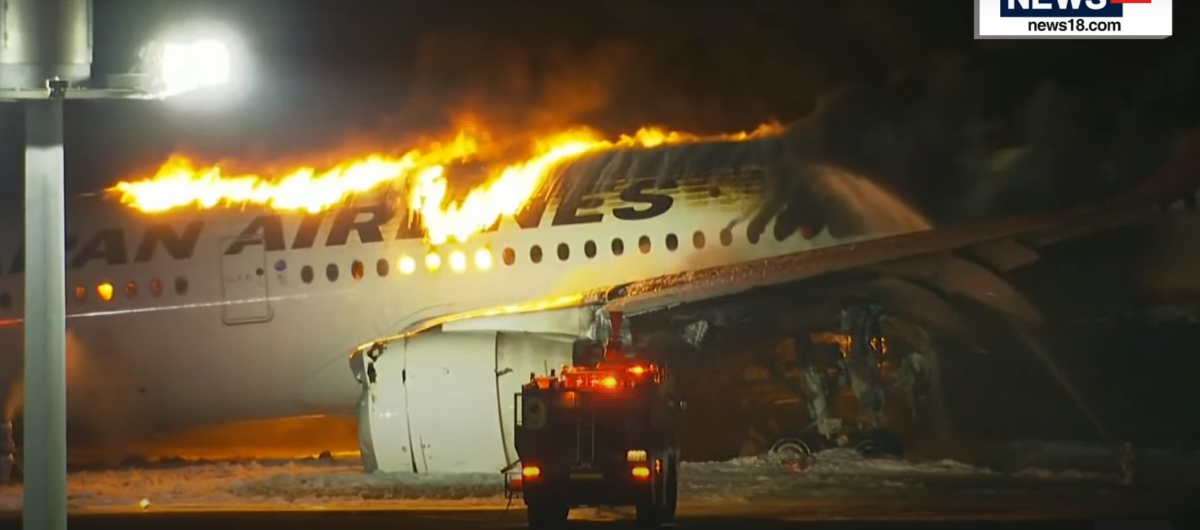 Giappone, un aereo prende fuoco mentre sta atterrando: paura all'aeroporto di Tokyo| VIDEO