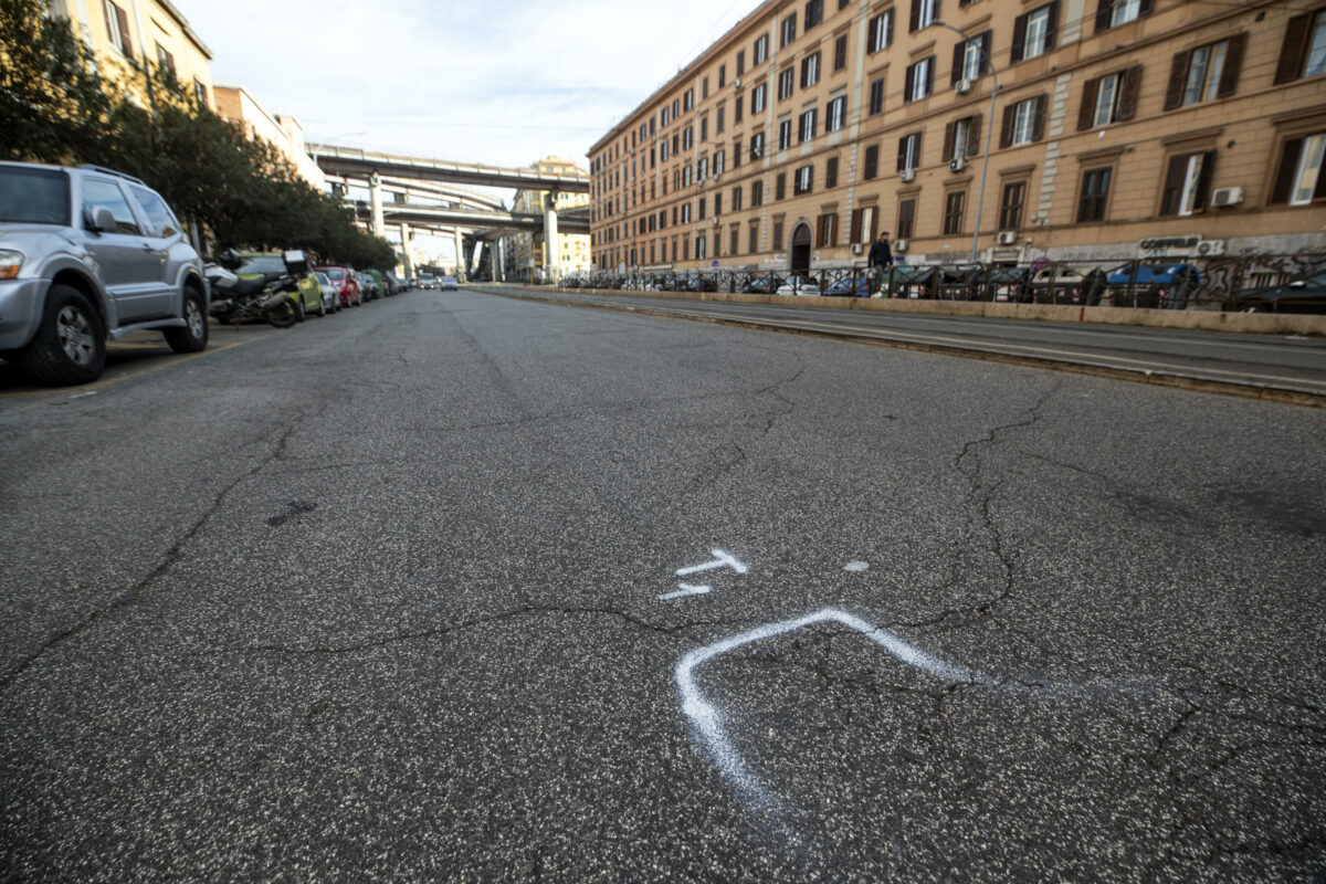 Roma, incidente mortale sulla Prenestina: scooter contro mezzo Ama, perde la vita un 56enne