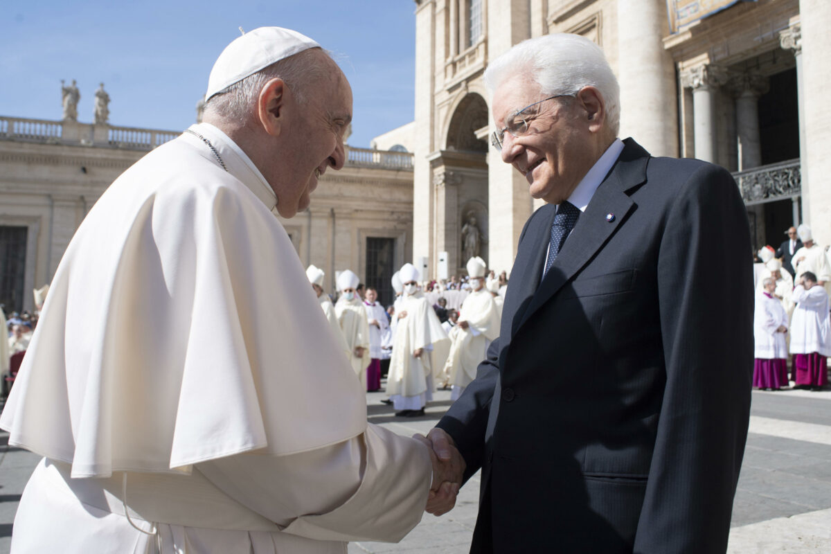 Intelligenza artificiale, Mattarella scrive a Papa Francesco: "No a logica di violenza"