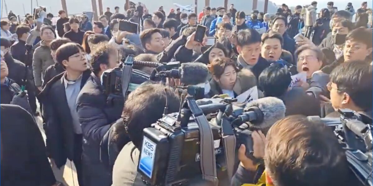 Corea del Sud, capo dell'opposizione Lee Jae-myung vittima di accoltellamento | VIDEO