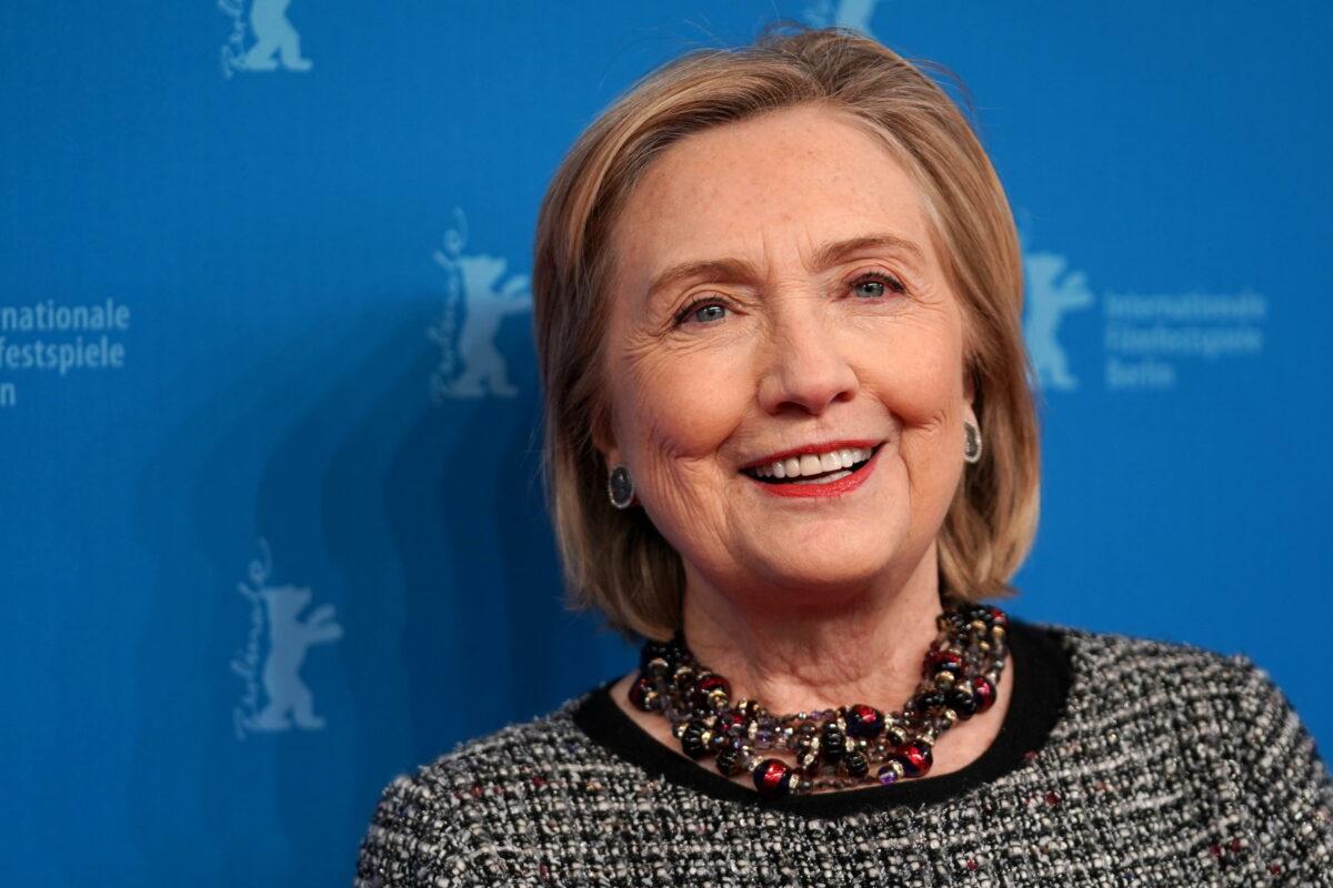 Hillary Clinton al fianco di Greta Gerwig e Margot Robbie 'snobbate' dagli Oscar 2024: "Siete molto più di 'Kenough"