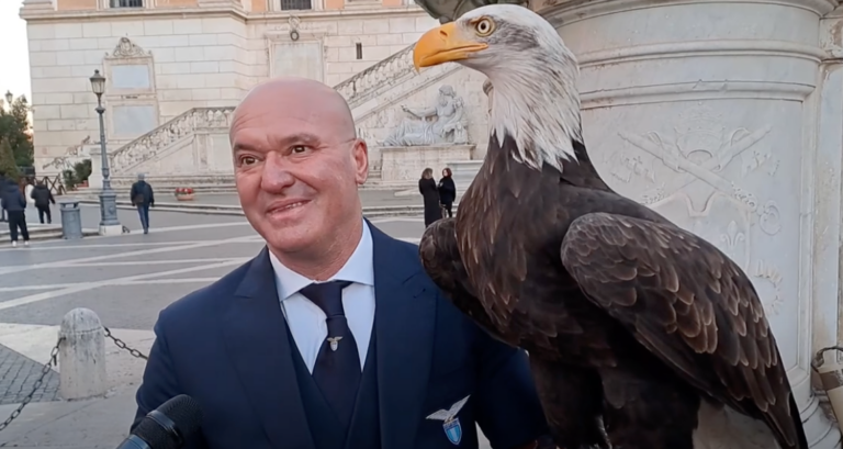 Lazio-Roma, il falconiere Bernabé scherza: “Olimpia colpita da affermazioni di Mourinho” | VIDEO