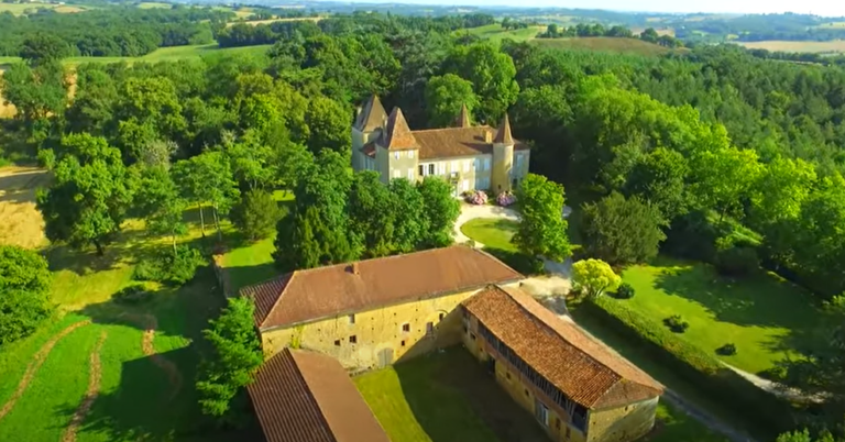 Francia, in vendita il castello d’Artagnan. Chi sarà il prossimo proprietario?