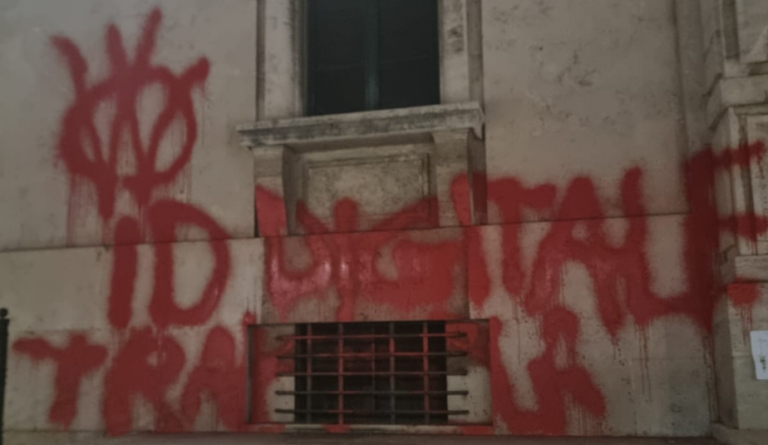 Attacco "No Vax" al Palazzo della Provincia di Pescara: imbrattata di vernice rossa e scritte la sede della Prefettura