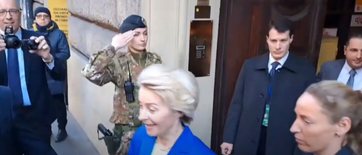 Conferenza Italia-Africa, Ursula von der Leyen non si ferma con i cronisti a Roma: “Non parlo italiano” | VIDEO