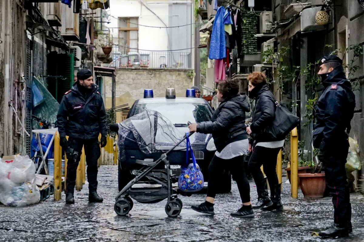 Napoli, morta donna colpita da proiettile vagante ad Afragola la notte di Capodanno: aveva 45 anni