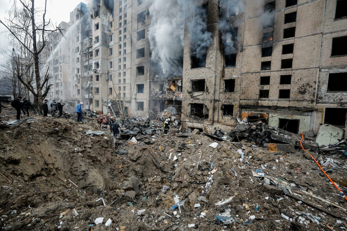 Ucraina, dal 29 dicembre lanciati 300 missili e 200 droni dalla Russia: razzo colpisce scuola a Kharkiv