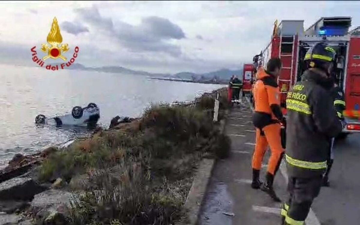 Cagliari, incidente fatale a Capoterra: auto si ribalta e finisce in mare, morto il conducente 19enne