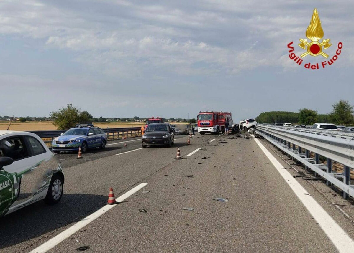 Genova, incidente in A7: furgone si ribalta, morto un 21enne. Chiuso tratto dell'autostrada