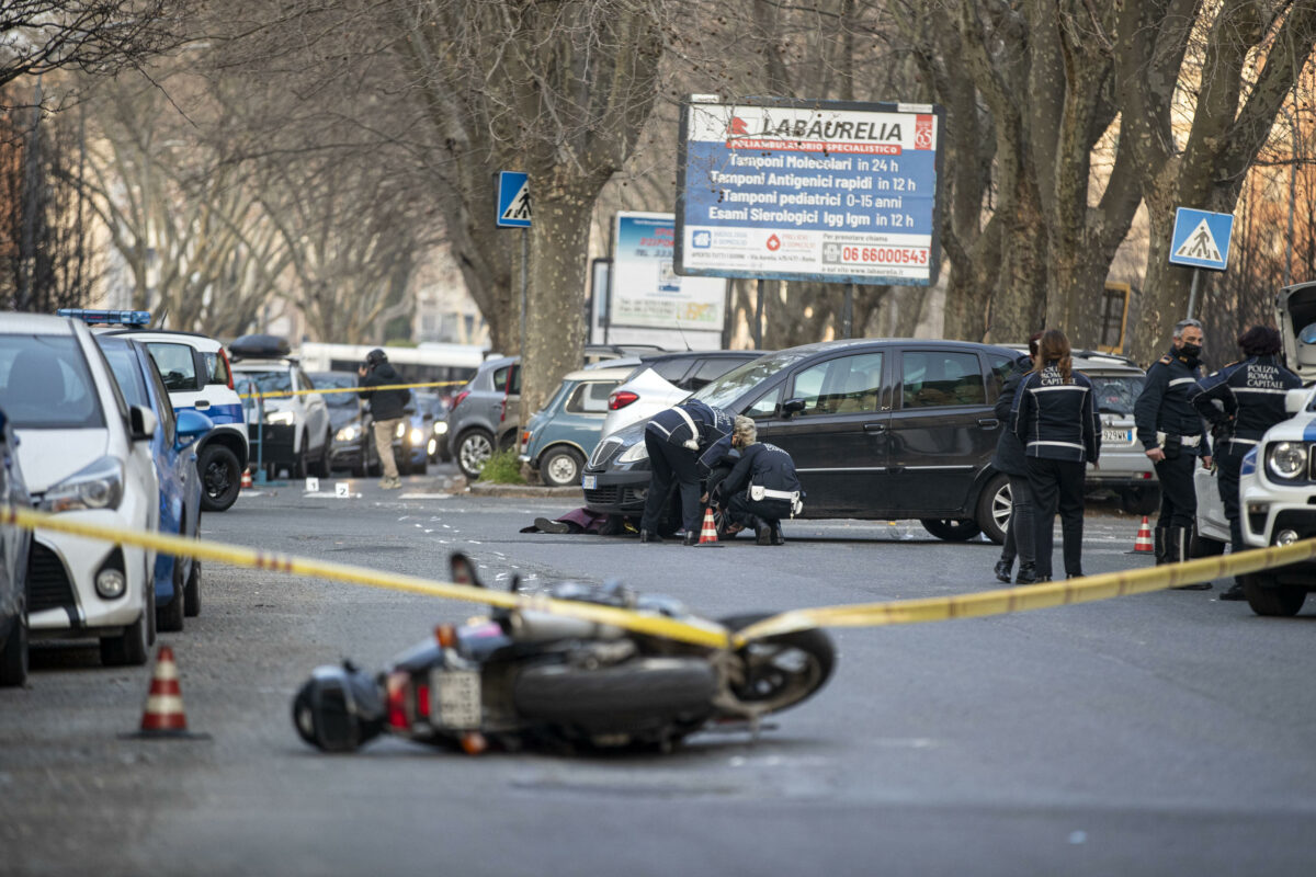 Roma, incidente in via Ardeatina: motociclista investe un pedone dopo un malore e muore