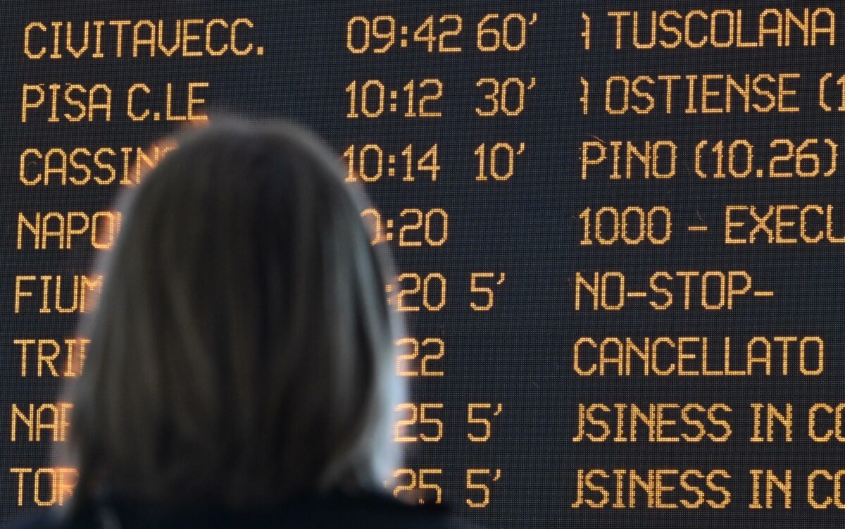 Perugia, denunciato un sedicenne: avrebbe appiccato un incendio su un treno della tratta Assisi-Foligno