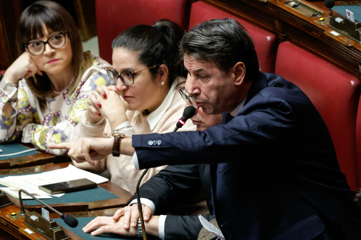 Conte contro Meloni: “questione morale” e difficoltà in Europa