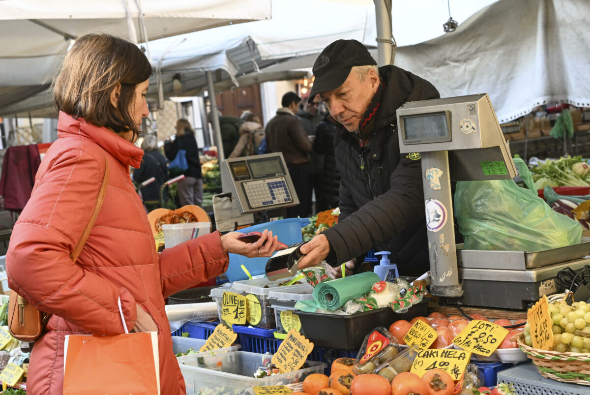 Istat, in crescita reddito, potere d'acquisto e risparmio delle famiglie. In calo inflazione e pressione fiscale