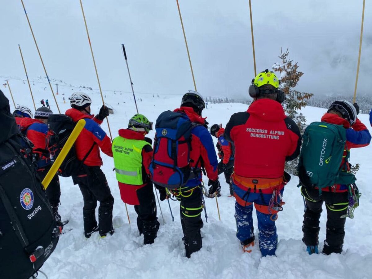 Alto Adige, due bambini di 10 e 11 anni  travolti da una valanga a Racines: salvi per miracolo