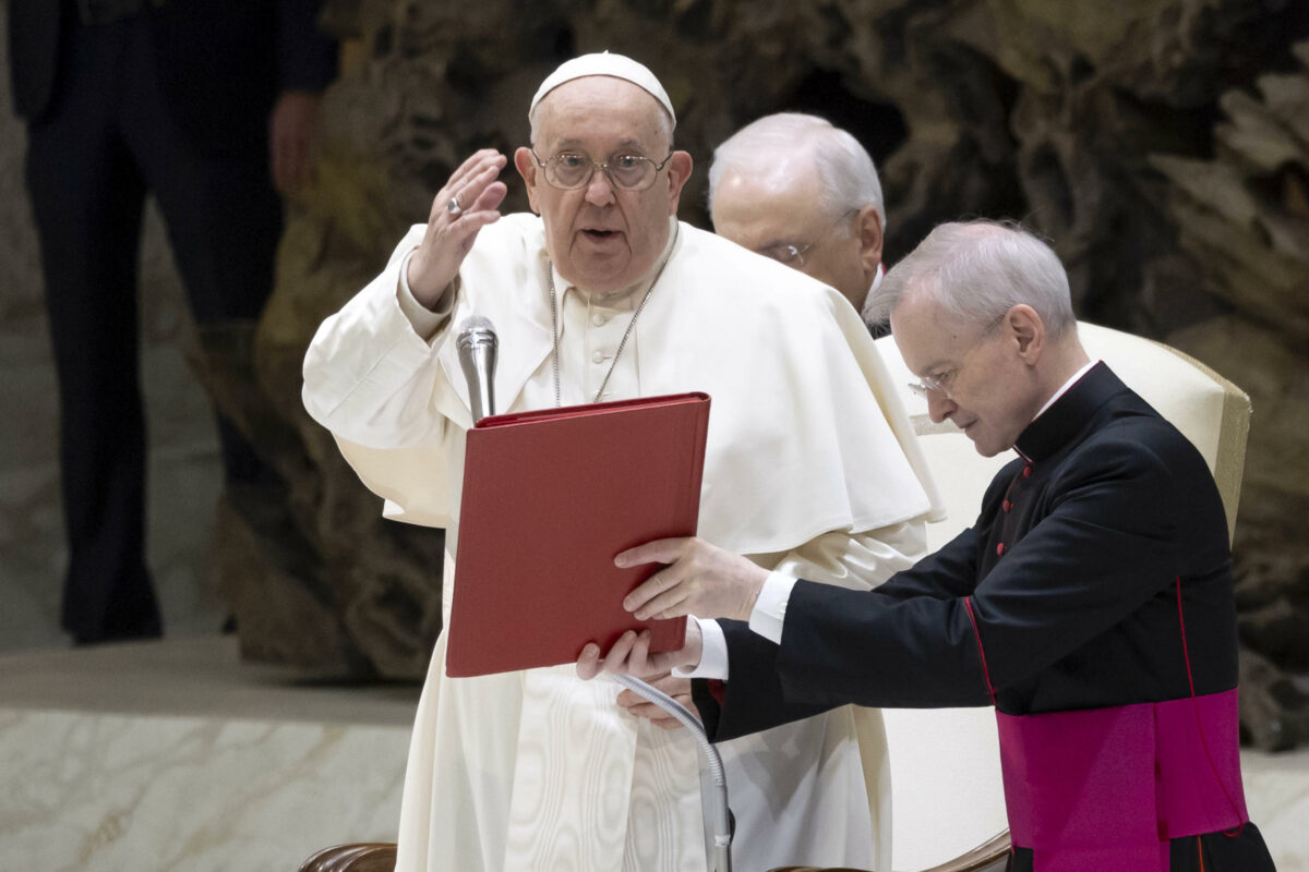 Papa Francesco: "La maternità surrogata è una pratica deprecabile. Teoria gender? Pericolosissima, cancella le differenze"