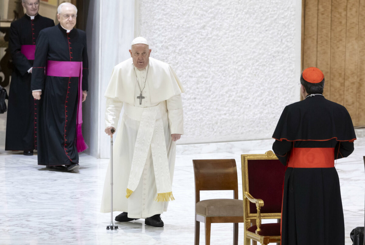 Papa Francesco all'Udienza generale dedicata ai vizi: "Dobbiamo mangiare per vivere, non vivere per mangiare"