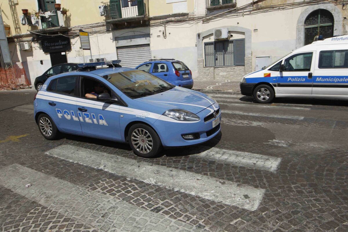 Napoli, macchina scorta magistrati investe coppia anziani: morto un 72enne, moglie in prognosi riservata