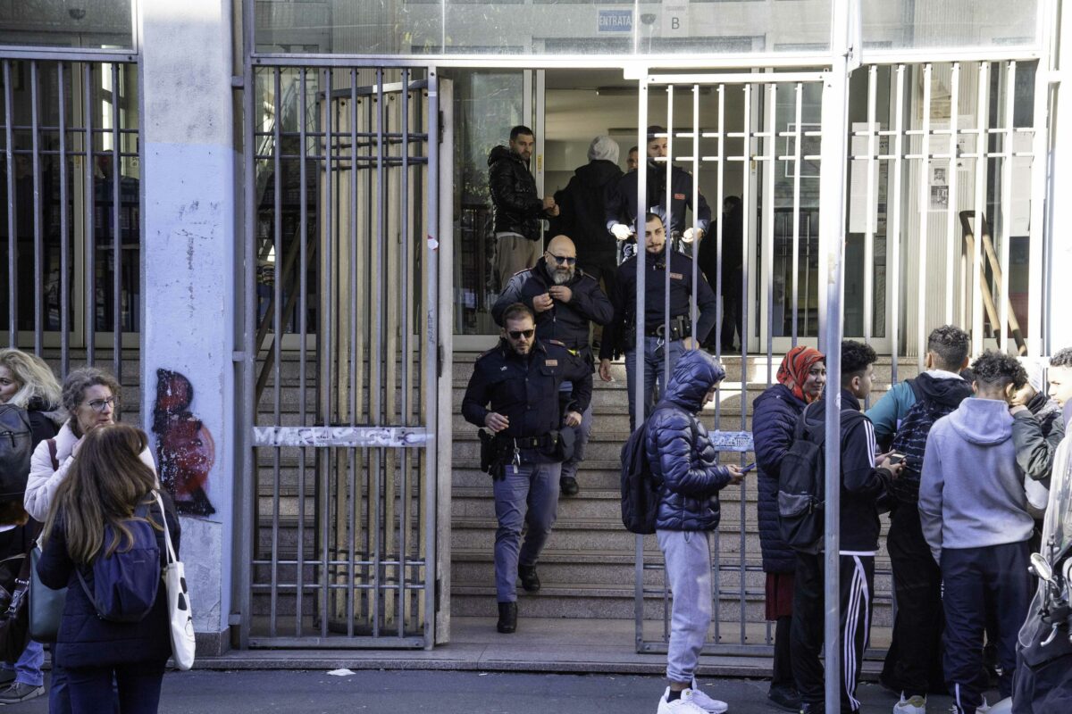 Milano, 14enne tenta suicidio lanciandosi dalla finestra della scuola