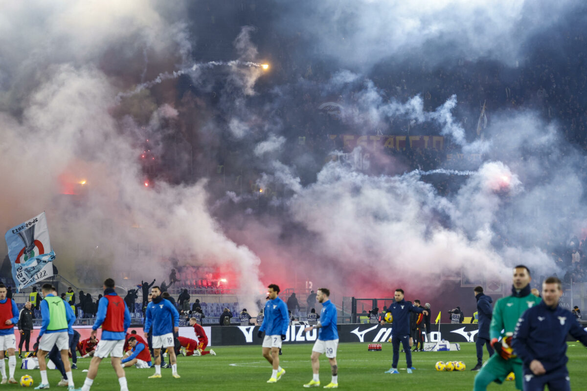 Lazio-Roma ad alta tensione: scontri tra Tribuna Tevere e Distinti Sud con lanci di petardi | VIDEO