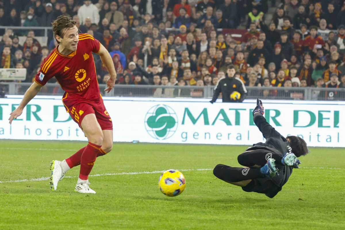 Lazio-Roma, gesto bruttissimo all'Olimpico: Bove colpito da una bottiglia di birra | FOTO