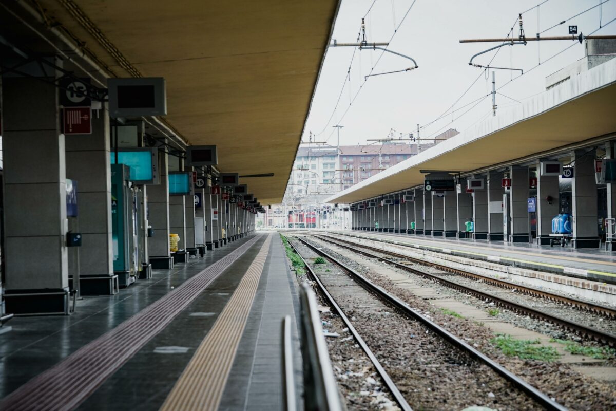 Ancona, si getta sotto treno in corsa a Senigallia: tragedia sui binari. Circolazione sospesa