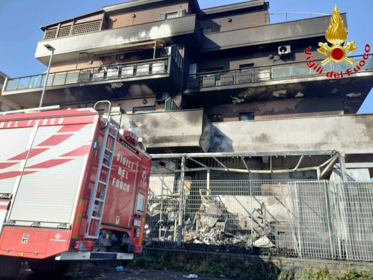 Roma, incendio al Conad in via del Trullo: nessun ferito